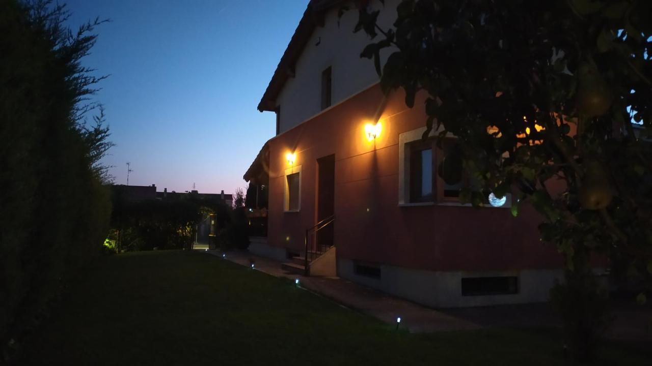Cuarenta Y Ocho Luces Casa de hóspedes Burgo Exterior foto
